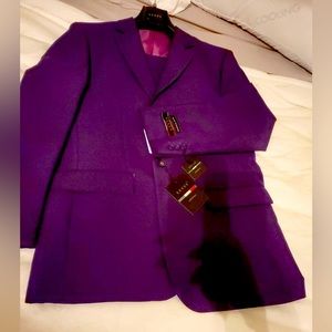 Brand new men’s Lucci purple suit tags still attached, sure to turn heads.